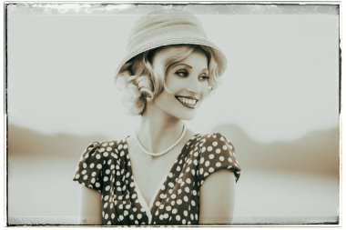 Güzel gülümseyen genç kadın