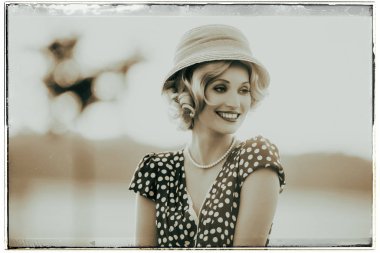 Güzel gülümseyen genç kadın