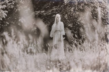 uzun otların arasında duran gelin