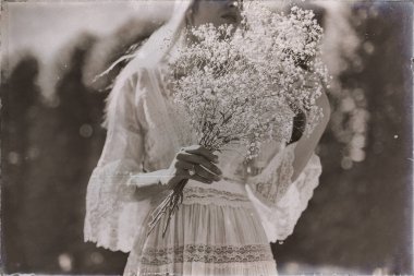 Gelin holding beyaz çiçekler eller