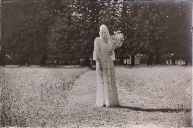 genç güzel gelin beyaz çiçekli