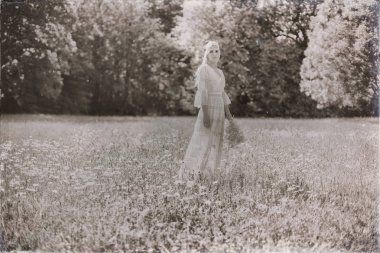 güzel gelin çiçekleri ile sahada