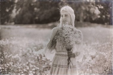 çayır çiçeklerle sarı gelin