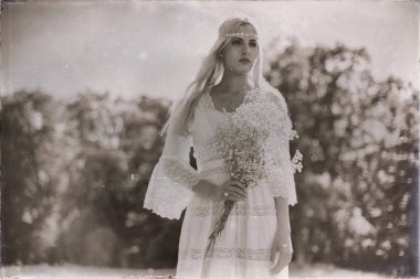 hippi gelin çiçekleri ile 