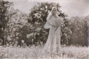 güzel gelin holding beyaz çiçekler 