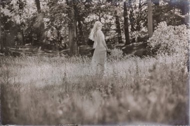 güzel gelin orman'ın bahçesinde duran