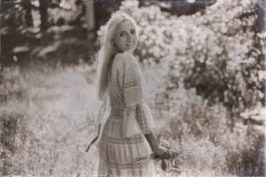 Orman içinde gülümseyen gelin 