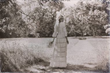 ağaç gölgesinde ayakta gelin