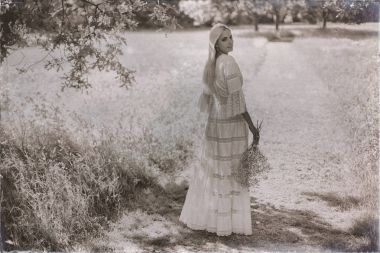 ağaç gölgesinde ayakta gelin