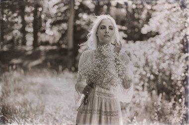 Gelin holding beyaz çiçek buketi