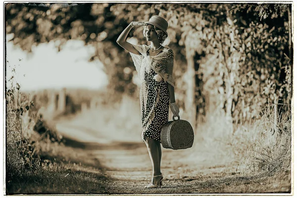 Mulher da moda com bolsa na estrada — Fotografia de Stock
