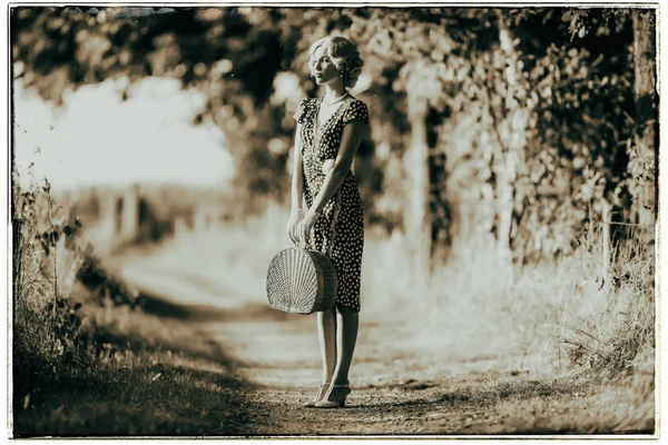 Mulher da moda com bolsa na estrada — Fotografia de Stock