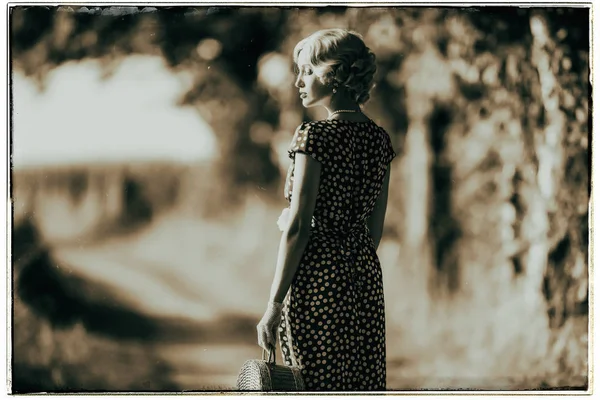 Fashion woman standing with handbag — Stock Photo, Image