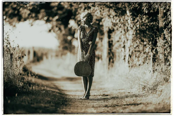 Mulher da moda com bolsa na estrada — Fotografia de Stock