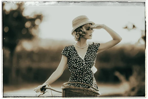 Modefrau steht mit Fahrrad — Stockfoto