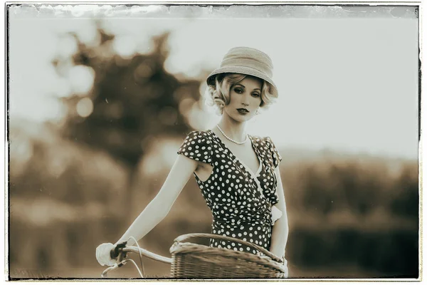 Mujer de moda de pie con bicicleta — Foto de Stock