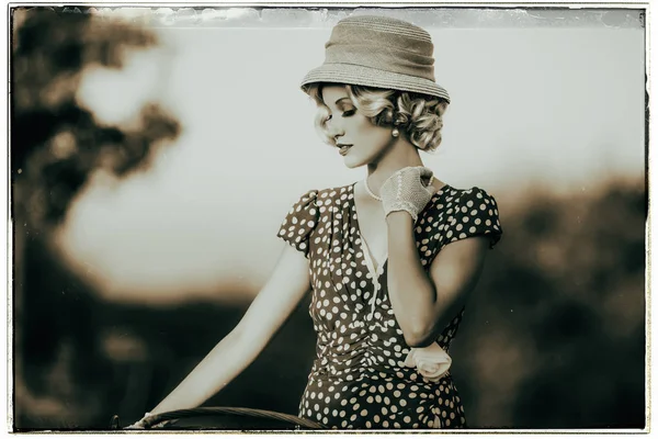 Mulher de moda de pé com bicicleta — Fotografia de Stock