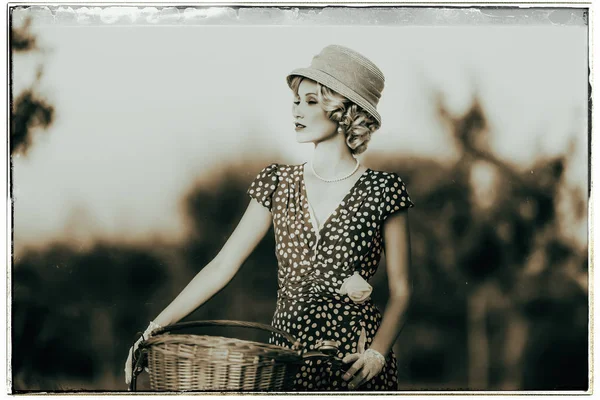 Bisiklet ile duran moda kadın