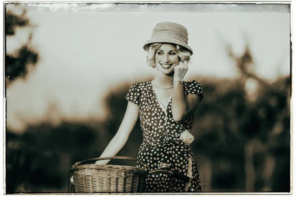 Fashion woman standing with bicycle — Stock Photo, Image