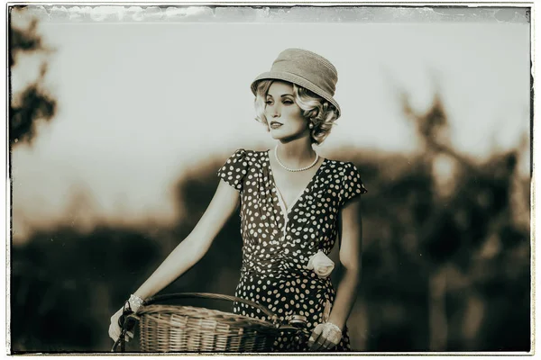 Mujer de moda de pie con bicicleta — Foto de Stock