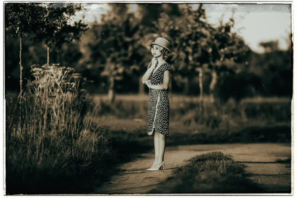 kırsal yolda duran moda kadın