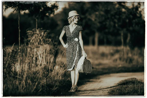 yolda çanta ile kadın moda