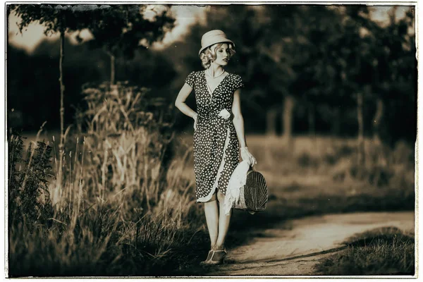 yolda çanta ile kadın moda