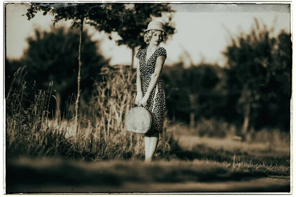 Mulher da moda com bolsa na estrada — Fotografia de Stock