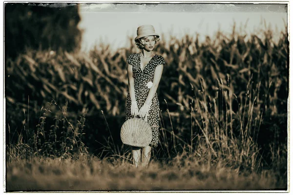 Hermosa mujer de moda con bolso — Foto de Stock