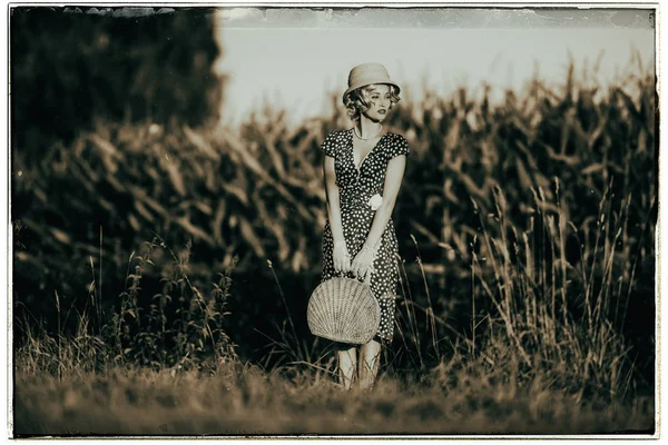 Красива модна жінка з сумочкою — стокове фото