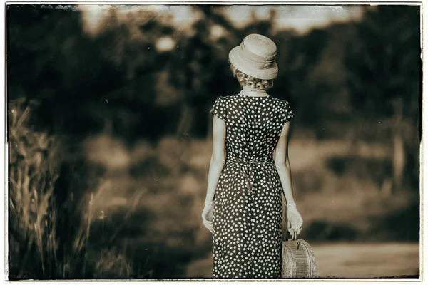 Mode vrouw in jurk en stro hoed — Stockfoto