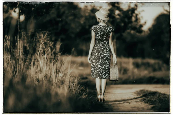Kadın moda elbise ve hasır şapka — Stok fotoğraf