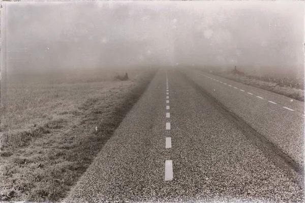 Kırsal yol yoğun sis içinde