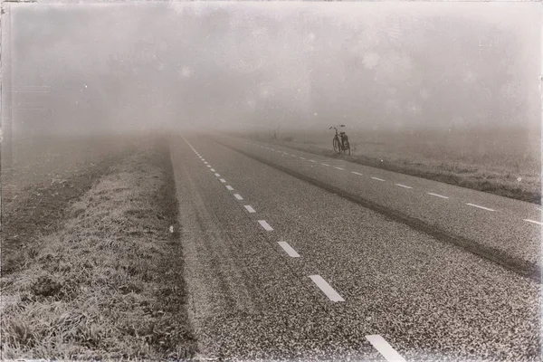 kırsal yol üzerinde bisiklet duran