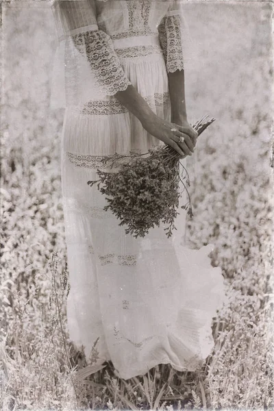Panna młoda trzyma bukiet kwiatów — Zdjęcie stockowe
