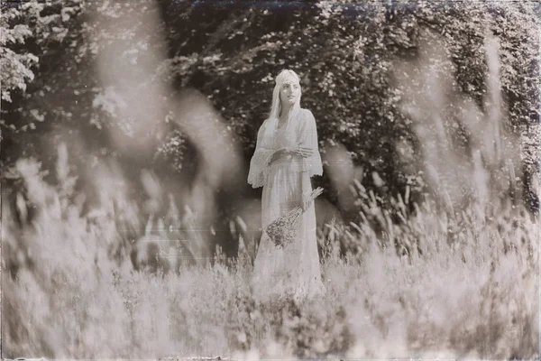 uzun otların arasında duran gelin