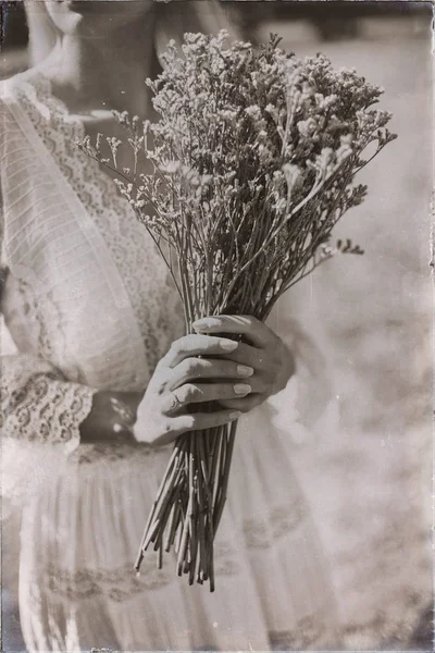 Mani della sposa tenendo bouquet — Foto Stock