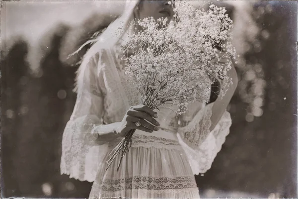 Gelin holding beyaz çiçekler eller