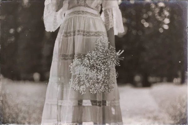 Gelin holding beyaz çiçekler eller — Stok fotoğraf