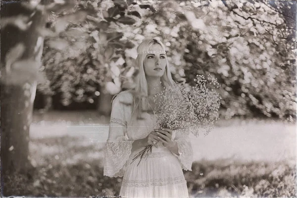 Piękna panna młoda z białych kwiatów — Zdjęcie stockowe
