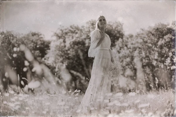 Uśmiechający się Panna Młoda na łąka z kwiatami — Zdjęcie stockowe