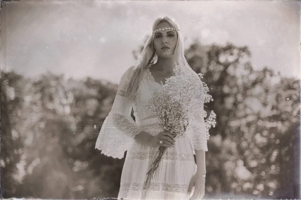 Hippie bruid met bloemen — Stockfoto