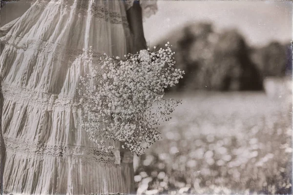 Bride holding white flowers — Stock Photo, Image