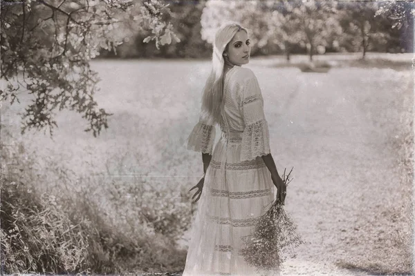 ağaç gölgesinde ayakta gelin