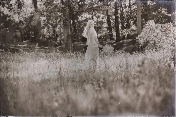 güzel gelin orman'ın bahçesinde duran