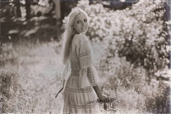 Orman içinde gülümseyen gelin 