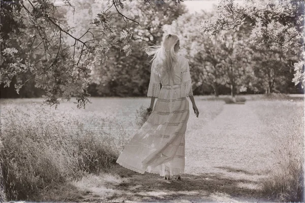 Sposa in piedi all'ombra di alberi — Foto Stock