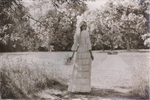 ağaç gölgesinde ayakta gelin