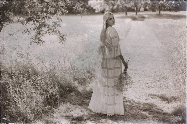 ağaç gölgesinde ayakta gelin