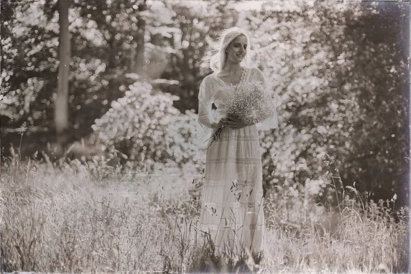 Sposa hippie in possesso di fiori bianchi — Foto Stock